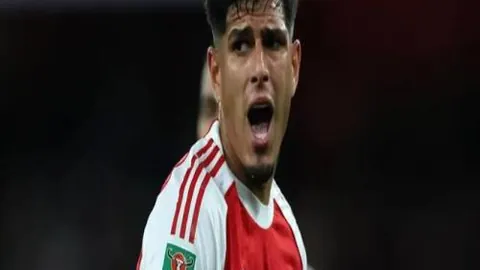 《格拉斯纳揭秘争议判罚：手挡神扑变点球，足球争议瞬间！》